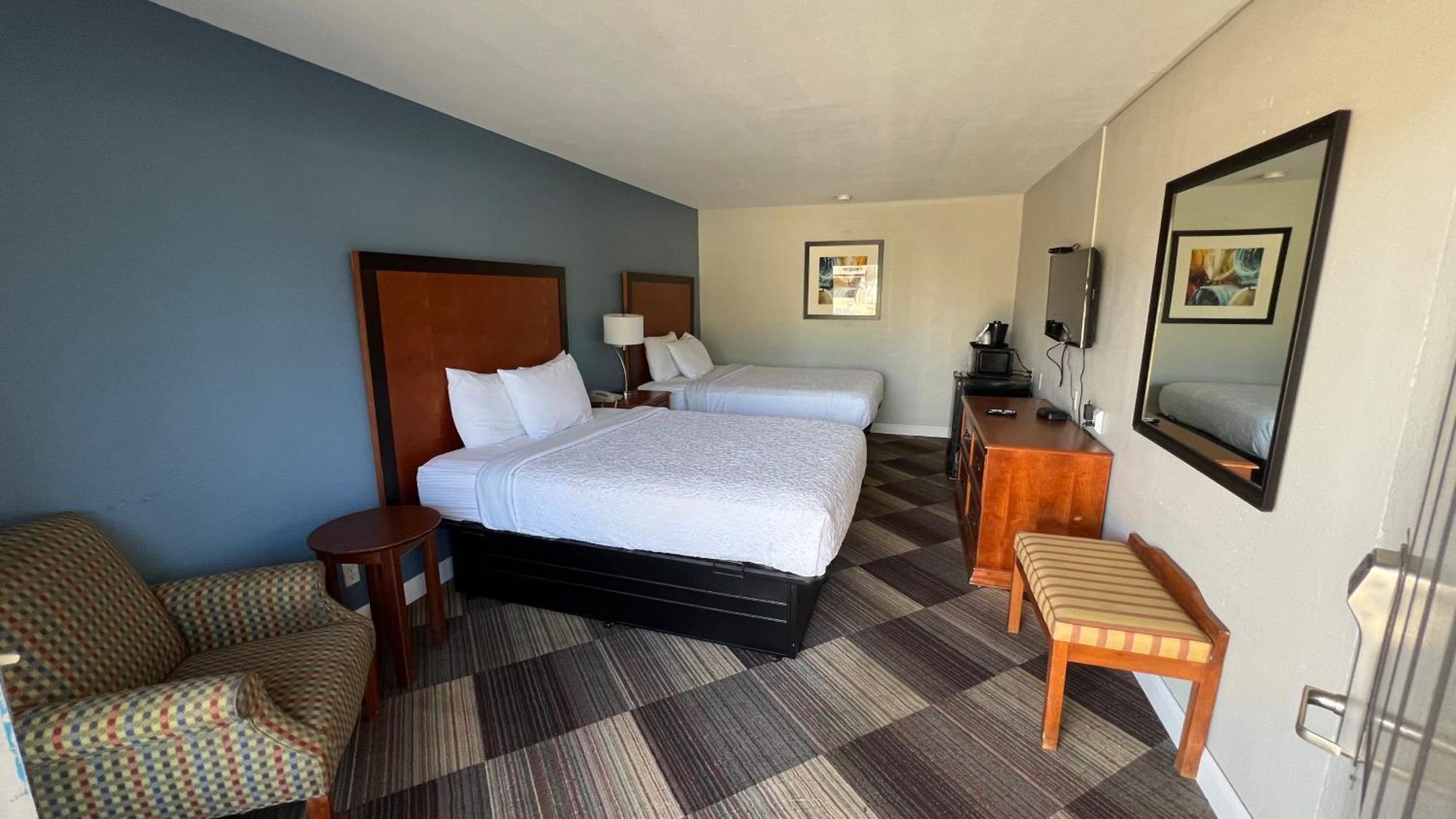 Regency Inn Чикаша Екстериор снимка